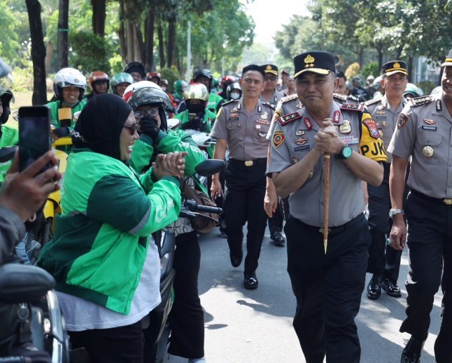 Jumat Berkah, Polda Jatim Salurkan 600 Paket Sembako untuk Pengemudi Ojol