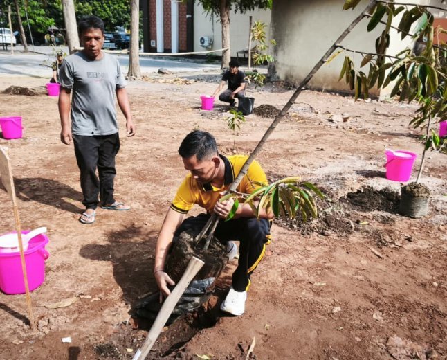 Tanam Pohon Bersama Warga, Kapolres Kediri Kota Gerakkan Green Policing di Aspol PK Bangsa