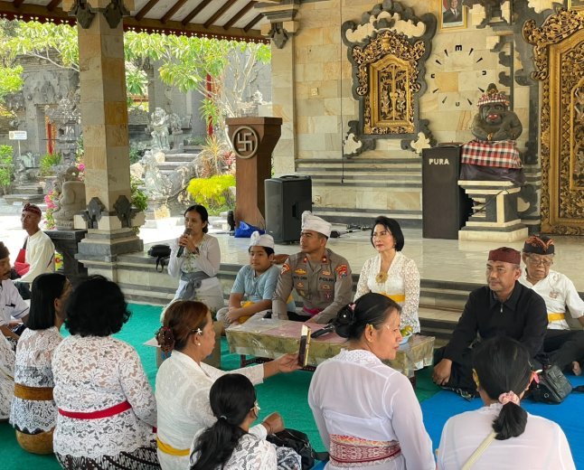 Minggu Kasih, Wakapolres Kediri Kota Perkuat Silaturahmi dan Sampaikan Pesan Kamtibmas di Pura Penataran Agung Kilisucio