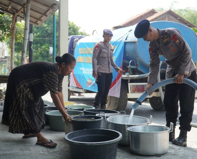 Brimob Polda Jatim Salurkan 40 Ribu Liter Air Bersih untuk Warga Gresik dan Sidoarjo