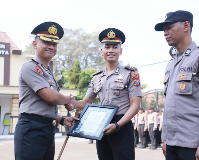 Kapolres Kediri Kota Beri Penghargaan kepada 33 Personel dan Mitra Polri, Apresiasi Prestasi hingga Pencegahan Konflik