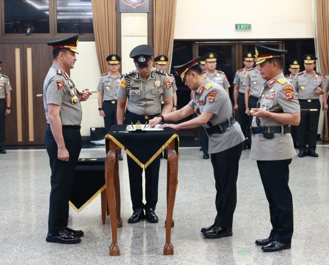 Kapolri Pimpin Sertijab Kakorlantas dan Tiga Kapolda di Mabes Polri