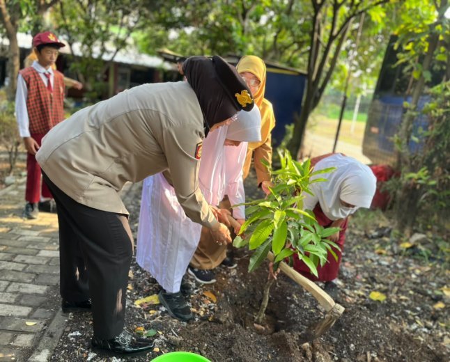 Tak Sekadar Jaga Keamanan, Polri Ajak Pelajar Peduli Pendidikan dan Lingkungan