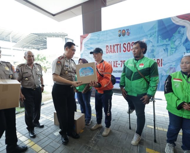 Hari Jadi ke-75 Humas Polri: Polda Jatim Gelar Baksos, Rangkul Ojol Jaga Kamtibmas dan Ruang Digital
