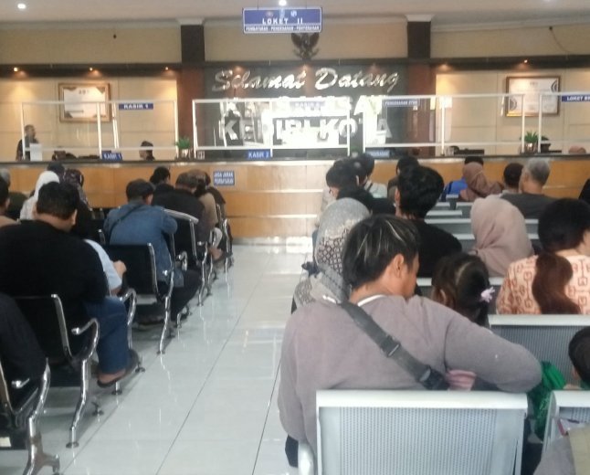 ‎Awal bulan Oktober KB Samsat kota Kediri Ramai warga wajib pajak , masyarakat beri apresiasi positif   ‎